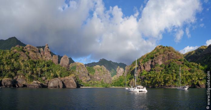 La superbe baie des vieges, vue du voilier au coucher du soleil. Île de Fatu Hiva aux Marquises.