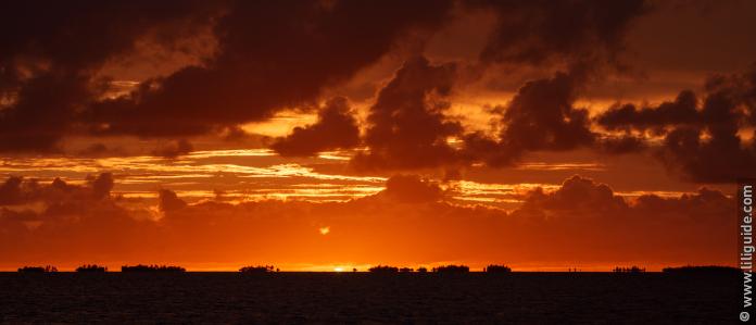 Coucher de soleil en feu sur la passe d’Hao.