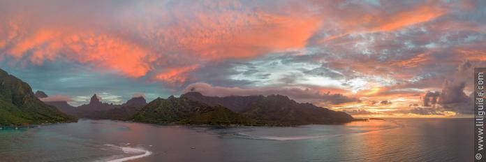 Panoramique de la baie d’Hopunohu à Moorea au coucher du soleil.