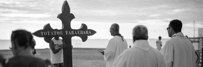 Procession de l’église Saint-Pierre de Hao lors du Vendredi saint. La croix, en bois massif, sera portée par un seul homme.