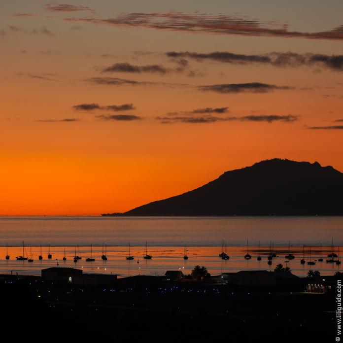 Le voilier aux  corps-morts de la marina Taina, en face de l'aéroport de Tahiti.