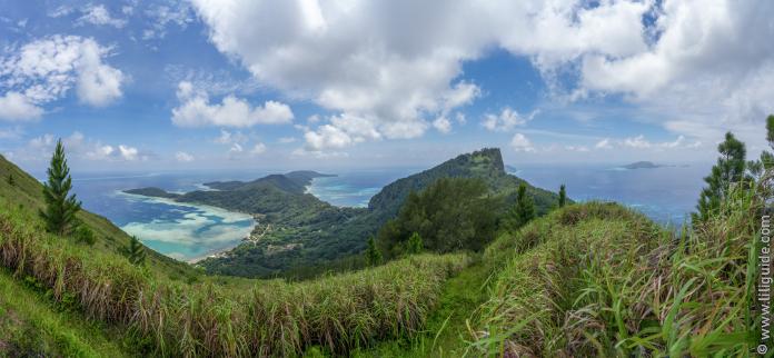 Le mont Duff, à droite, et l'île de Mangareva vue depuis le Mokoto, Gambier, Polynésie Française